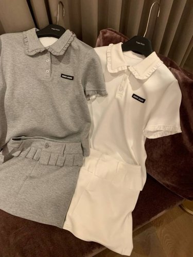 miumiu缪缪定制字母小标花边翻领短袖短裙套装 款号：25670605320 颜色：灰色 白色 尺码：Sml S码80-95斤 M码95- 斤 L码 -125