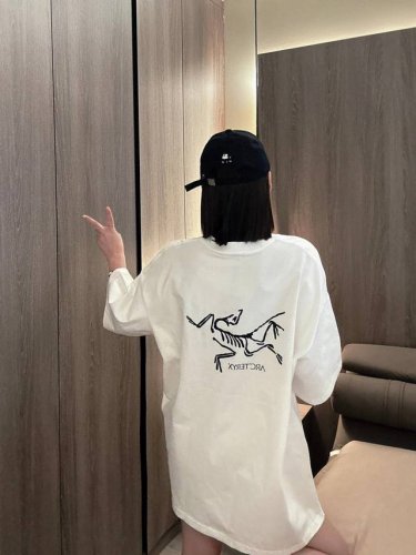 上新！ 始祖鸟 Arc'teryx情侣款短袖T！宽松版型！ 采用顶级230克凯迪纯棉爽滑面料！无敌质感！ 高端面料无任何缺点！ 肩部过肩领条领口二本针加固 机洗