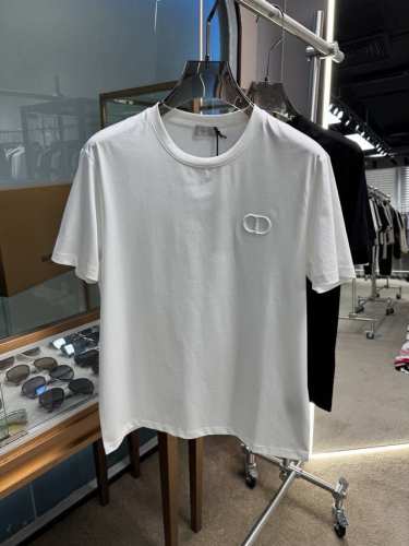 dior 2025春夏新品立体刺绣Cd短袖T恤；定制专属柜台同步面料，胸前由Cd组合立体刺绣工艺，3D浮雕式刺绣，万年经典的一款非常不可多的短袖T恤，不过时的经