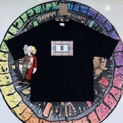 burberry ] Fw短袖T恤 巴宝莉5D战马 高端32S双纱280克面料 重磅面料 定制拉架罗纹同缸同染 三标齐全 男女同款 颜色：黑色 尺码：Xs S