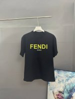 fendi芬迪2025春夏经典印花圆领短袖T恤采用280克双纱精棉，衣服偏厚使整体高透气和柔软性，高版本，三标齐全！男女同款 颜色：白色 黑色 -尺码：S M