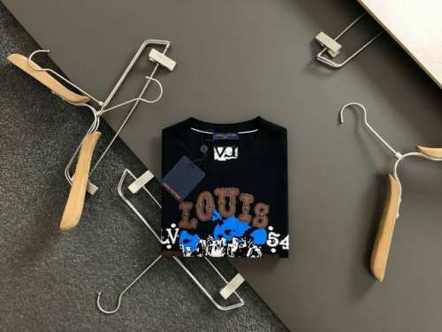 L牌*合身版型M-Xxxl 2025春夏金属铆钉融合顶级提花线绣伊力特圆领针织短袖，精致工艺专柜面料，顶级元素融合打造，经典短袖3标齐全，潮男时尚，无论是上身舒
