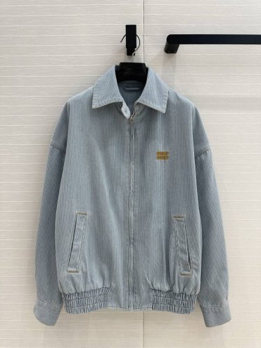 独家首发高端品质，Mi*谬25春夏新品。先行款系列少女知识分子时髦穿搭！男女同款浅色水洗条纹牛仔外套。经典宽松棒球服版型百搭不挑人 演绎休闲帅气时髦清新少女风。