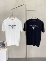 prada普拉达独家专供春夏新款原单男士休闲针织短袖 高端定制 高版本 时尚百搭爆款原版进口面料 Logo图案设计 手感超柔软细腻 穿着亲肤舒适 高端精品 代工
