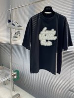 驴牌 发泡签名短袖T恤 采用280克新疆棉冰感索罗娜面料 通过索罗娜科技处理 在夏季穿着时能带来冰凉的触感 成衣普洗 喜欢高版本的可以首选 成衣立体有型Os剪裁