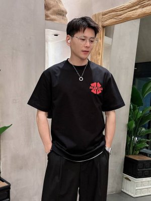 巴黎世家 2025春夏新款男女同款短袖T恤 定制专属纯棉面料 定制原版工艺螺纹 胸前重工字母Logo工艺设计 简约大方 从容百搭 档次极高 完美融入时尚还有风情