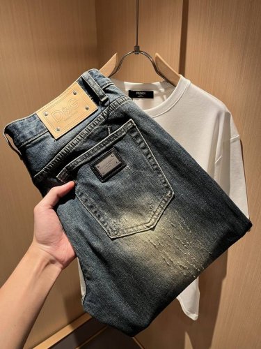 Dolce & 杜嘉*纳 2025春夏新品牛仔裤 水洗处理自然不易变形脱色 立体剪裁完美塑形面料质舒适柔软随意搭配 舒适代表它对时尚休闲的诠释是Dg一贯作风 细