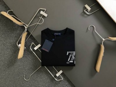 l牌*合身版型M-Xxxl 25春夏顶级线绣经典短袖，精致工艺专柜面料，顶级元素融合打造，经典短袖3标齐全，潮男时尚，无论是上身舒适度还是都是无可比拟的存在，可