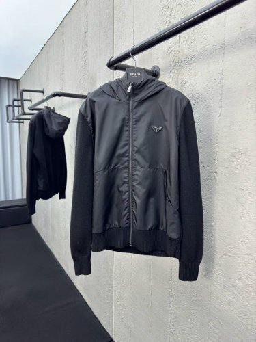 供 Prada羊毛拼接尼龙夹克外套 高端天花板 这款产品选用了羊毛羊绒混纺和P家经典再生尼龙面料，羊毛羊绒混纺提供了柔软细腻的触感，羊毛增加耐用性和保暖性，前片