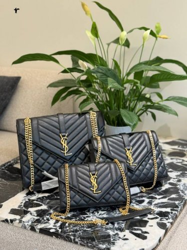 ysl信封包优雅与时尚的完美邂逅 见Ysl Envelope包包，时尚界的璀璨明珠。简洁流畅的线条勾勒出独特魅力，尽显优雅气质。 +精致皮革，触感柔软，光泽迷人