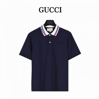 Gucci 古驰 饰方形双G珠地棉polo衫 新款男装将现代设计与品牌传统标识细节融为一体，为新季增添灵活百搭的个性单品。这款蓝色珠地棉polo衫匠心缀饰方形G