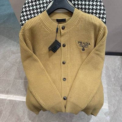 prada普拉达 24Ss新款针织羊毛混纺毛衣开衫 定制定纺粗纺羊毛 并经过柔顺处理 亲肤不扎 颜色历经三次染色 力求达到原版颜色效果 前胸徽章倒三角刺绣工艺复
