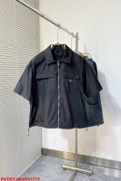 L573 paprada极简短袖衬衫 这款短袖衬衫将实用细节与运动元素相结合 面料采用再生尼龙 比常用的面料都要薄、更适合春夏的舒适性、 领口采用半圆月凌角工艺