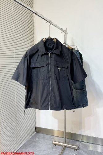 L573 paprada极简短袖衬衫 这款短袖衬衫将实用细节与运动元素相结合 面料采用再生尼龙 比常用的面料都要薄、更适合春夏的舒适性、 领口采用半圆月凌角工艺