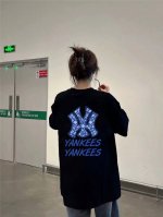 mlb-Ny 青花瓷圆领短袖男女同款半袖T恤 面料采用230G双纱纯棉面料、经过高温预缩处理，配套同缸1X1螺纹，反复水洗不易变形。 定位裁剪、版型纯正、上身效