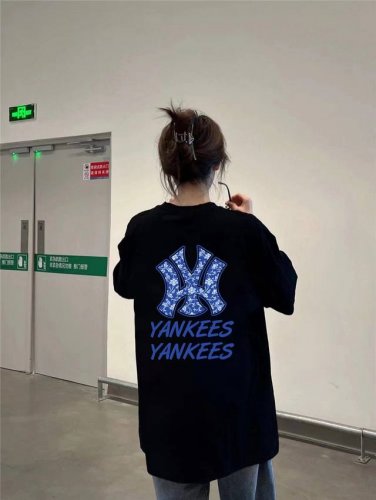 mlb-Ny 青花瓷圆领短袖男女同款半袖T恤 面料采用230G双纱纯棉面料、经过高温预缩处理，配套同缸1X1螺纹，反复水洗不易变形。 定位裁剪、版型纯正、上身效