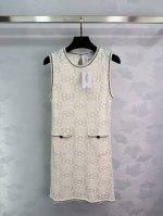 tb白色钩花肌理针织背心裙，春夏新款。柔软亲肤，舒适有型，黑白交错包边，复古风格强烈。常规版型遮胯收腹，包容身材，俏皮减龄。1色3码Sml。T226B