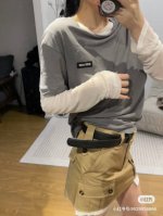 25Miu 早春专柜长袖棉质撞色拼接上衣 精致圆领 精致品牌字母贴布绣，增添时尚格调，美德拉色系搭配和谐，叠搭风演绎秋冬造型，百搭王炸款 做工品质看细节 高版本