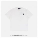 lv 25Ss 后背老花多标印花短袖 面料采用230克重精梳棉，定制32支1*1螺纹，成衣两遍水洗处理，面料舒适亲肤无异感，定制定染面料，纺织密度高，垂感佳，不