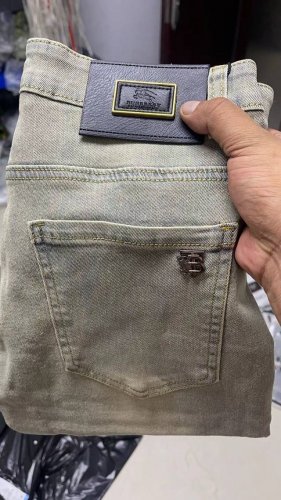 oc-661 巴宝莉重工牛仔最新超柔牛仔裤 驴家顶级用料超柔高棉水洗牛仔面料每一件水洗费用高达常规工艺三倍之多 触感极致细腻 质感非常好 全身简约大气设计 裤子
