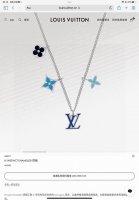 lv路易威登双色四花项链 配全套包装 Lv Instinct Enamelled 项链汇聚 Lv 字母和形态各异的 Monogram 花卉，以盎然格调演绎品牌经