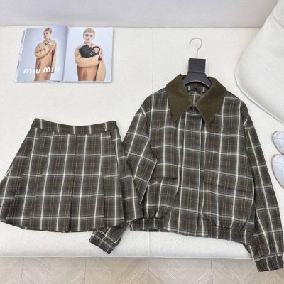 P400 P260独家首发 Miu 25Ss 早春最新款少女英格兰学院风套装休闲夹克外套+压褶半裙 定制进口色织格纹面料 可拆卸的灯芯绒翻领拼接双层领 工装口袋