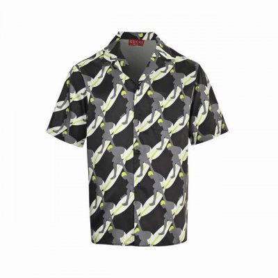 gucci 古驰 25Ss 冲浪桑蚕丝套装短袖衬衫 2025 Gucci新款衬衫采用黑色 白色和绿色桑蚕丝面料打造 通体缀饰冲浪者印花 并饰以珍珠母贝纽扣 si