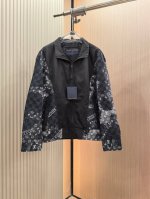 Lv 2025春季新款夹克外套 秀场新品品相非常完美 双面穿舒适保暖 三标齐全色泽饱满诱人 非常出彩的设计 轻松将时髦感进阶 做工极为考究严谨 走线工整细致 大