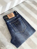 Dolce & 杜嘉*纳 2025春夏新品牛仔裤，水洗处理自然不易变形脱色、立体剪裁完美塑形面料质舒适柔软随意搭配、舒适代表它对时尚休闲的诠释是Dg一贯作风 细