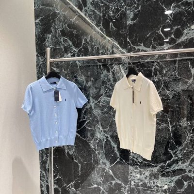 拉夫 25夏季新款 翻领针织开衫 胸前刺绣小马图案 凸显品牌格调。这个季节薄款质感超软柔上身很显温柔哦 而且很好搭配内搭或者外穿都没问题。两个色Sml