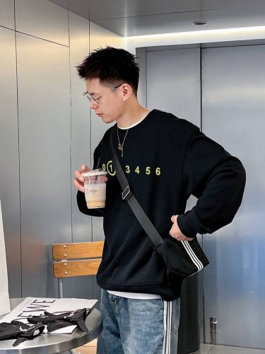 马吉拉 官网 新款字母印花双层重工字母图案不管是T桖还是卫衣都是每年的爆款单品 前幅大面积印花采用大康丽数码印花机直喷 成本极高 经过多次的调试打版图案色差还原
