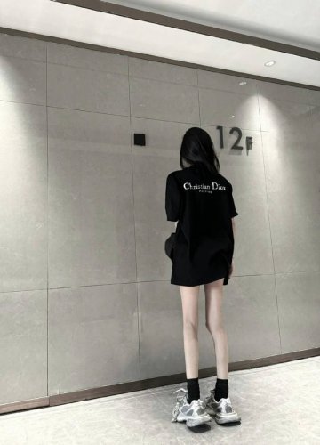 上新！ 高品质！迪奥 Dior破碎字母情侣款短袖T！宽松版型！ 采用顶级230克凯迪纯棉爽滑面料！突出精致！质感无敌！ 进口烧浆印花 绝不开裂！ 顶级工艺！过肩