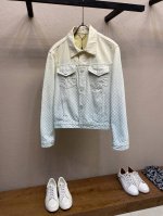 lv 新款渐变色马赛克牛仔 Damier 提花织纹呈现淡雅渐变，吹拂清新夏日气息。正绒面革 Damier 标签栖身背后，珠光金属纽扣彰显丹迪风尚！ 尺码：S-X