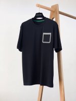 bottega Veneta 葆蝶家 2025Ss春夏新品 经典刺绣大标圆领，时髦微落肩，慵懒感正好的直身廓形，领部做了有递进效果的双道车线，立体刺绣的细节增加