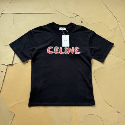 Celine赛琳 字母Logo印花圆领短袖T恤 Celine Celine 是时尚界最具影响力的品牌之一。1937年，克里斯托巴尔 巴伦西亚加在巴黎创立了这一品
