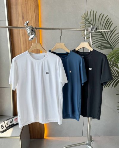 可隆小树男士凉感4D防晒Upf70+针织锦纶速干透气宽松短袖 1. **4D立体剪裁** 采用人体工学三维建模技术 肩部螺旋分割线设计提升肩关节活动自由度 腋下