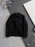 衣服 、裤子 Prad*25Ss新款金属微标工装套装，这款工装套装以经典棉质制作，上衣和裤子以工装版型为经典，上衣有4口袋设计，饰有三角金属微标，口袋处以按扣开
