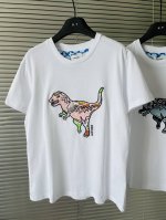 独家首发～Ch恐龙系列！ 设计师采用的蓝粉双色元素 特别适合做情侣装 品名：Ch大恐龙T恤。蓝色 粉色 胸前恐龙使用智能直喷印花万针精密刺绣工艺 极具色彩饱和度
