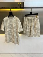 Lv、2025新款短袖+短裤套装，这款绝对是男装单品中的功勋主角之一，属于极为经典的代表作品，色阶值趋于内敛而不夸张，日常可以轻松驾驭的配色，非常讨喜，出场瞬间