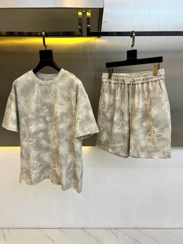 Lv、2025新款短袖+短裤套装，这款绝对是男装单品中的功勋主角之一，属于极为经典的代表作品，色阶值趋于内敛而不夸张，日常可以轻松驾驭的配色，非常讨喜，出场瞬间