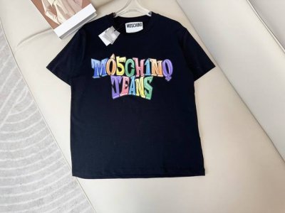 mosch**新款幻彩字母印花Logot-Shirt 定制纯棉面料 柔软舒适 亲肤透气 采用多重印花工艺 机洗任意蹂躏都不会变形哦 胸前图案五彩缤纷 超级减龄百
