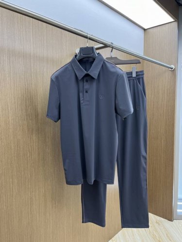 套 Lv 2540S春夏新品休闲套装 独家定制丝光棉棉面料，明星最爱时装味休闲简单大方 刺绣织带设计 工艺设计,干净利落剪裁 都市风十足 可供独家顶级定制面料，