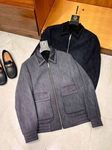 H家新品发布！客供色织“瀑布纹”面料拼接麂皮绒大翻领双口袋设计夹克外套 H家荣耀呈现！ 探索时尚前沿，感受材质与设计的完美融合。 面料创新：客供色织“瀑布纹”面