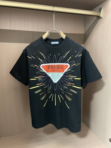 prad 2025春夏新品，优选特定原版开发双股精棉平纹面料，上身挺阔舒适度佳，外穿内搭随意搭配，男女同款夏日必备 尺码S-Xxl