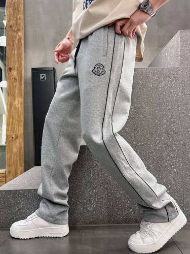 蒙口 顶级货品 2025春夏新款休闲裤！官网同步发售。品牌经典Logo休闲裤 ，定制面料，舒适度极好，手触感强烈。辨识度极高，完美品相工艺。 尺码：M-3Xl