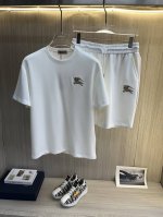 burberry巴宝莉 2025新款套装采用客供独家进口定制面料，面料表面非常有质感显而易见，上身透气轻薄十分舒适，细节处彰显设计特色与精湛工艺，整体细节美妙绝