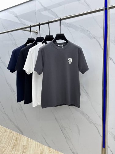 Bur*巴宝莉 2025春夏新品上市时尚经典圆领短袖时尚单品设计，更加时尚舒适，高标准定制，上身非常有型，胸前品牌Logo 客供辅料，客供进口高档面料质感非常细