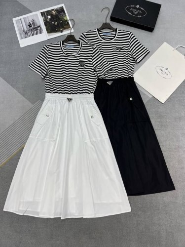 高品质prada* 25Ss新款连衣裙 条纹拼接设计 收腰显瘦 经典三角标 高品质 两色三码Sml