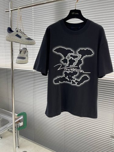 驴牌 25Ss新品专柜走秀款云朵喷墨刺绣大Logo云朵签名款短袖，男女同款！ 短袖不在千篇一律的大众脸，而是一定要独特吸引人的眼球，这一款短袖品相品质都在线，舒