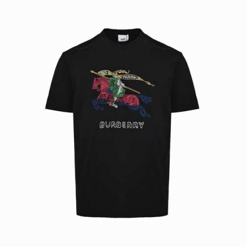 ：160 Burberry 巴宝莉 25Ss 彩色刺绣战马骑士短袖 面料采用32支双纱280克高克重纯棉面料，纺织密度高，垂感佳不会影响面料的透气性。胸前装饰彩